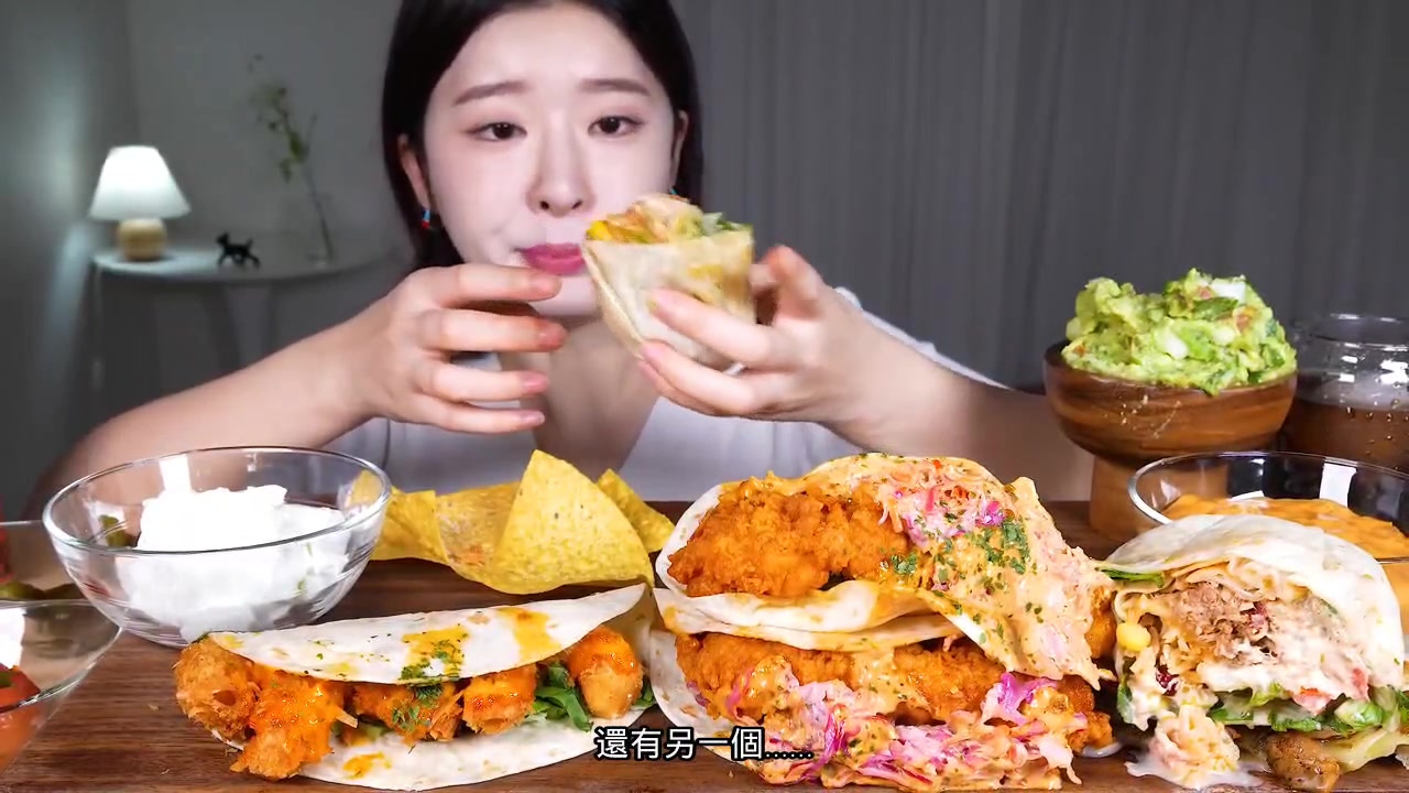 如何与朋友分享墨西哥玉米饼的制作过程